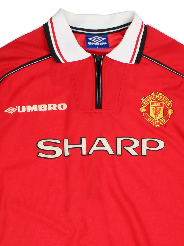 Manchester United 1998/99  Football Shirt in the  home kit colourway, features embroidered logos and badge on the front, zip up collar, and United number 1 printed on the back.
