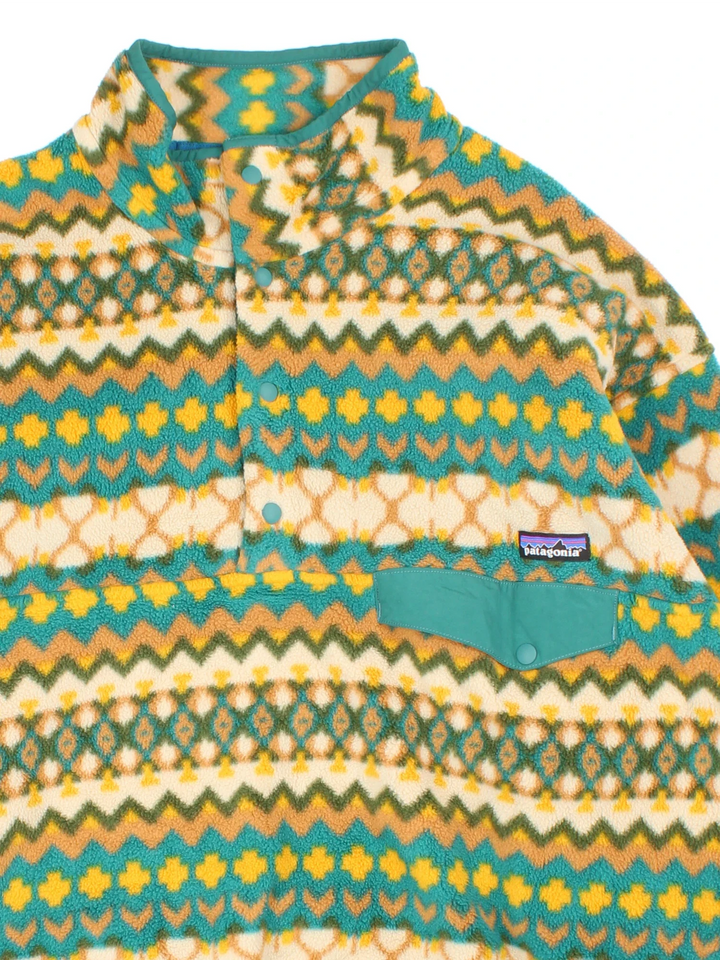 Vintage Patagonia Synchilla Snap-T Fleece in a green/yellow patterned colourway. x3 button popper fastening, with front pocket and embroidered logo on the front.