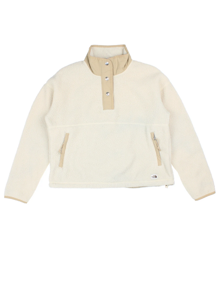 The North Face Cragmont Fleece in a tan colourway. 1/4 button up and has side pockets, and the logo embroidered on the front.