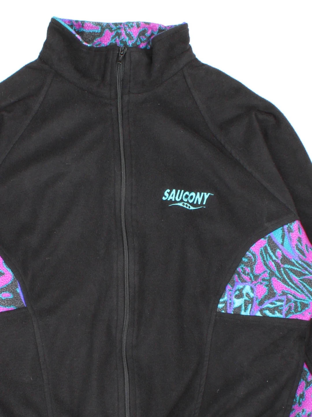 Vintage Saucony Fleece in a black colourway with patterned panelling. Zips up and has side pockets, and has the logo embroidered on the front.
