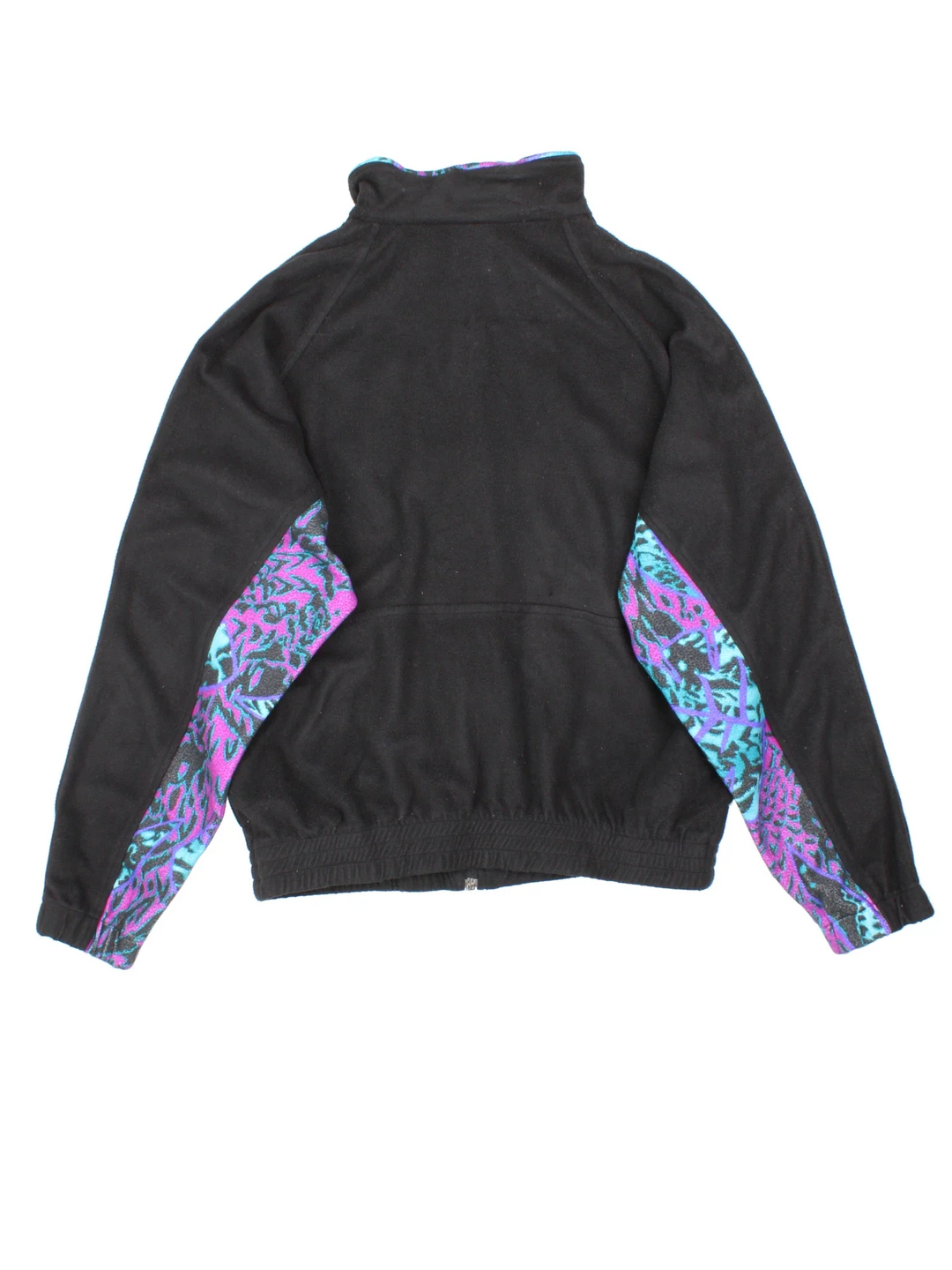 Vintage Saucony Fleece in a black colourway with patterned panelling. Zips up and has side pockets, and has the logo embroidered on the front.