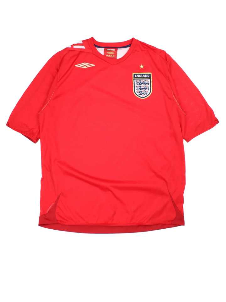 England 2006/08 Umbro Football Shirt in the red away kit colourway with classic badge on the front.