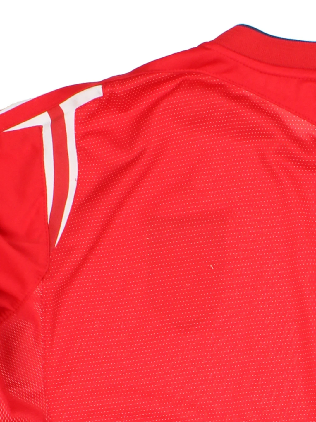 England 2004/06 Umbro Football Shirt in the red away kit colourway, features long sleeves, printed logos and badge on the front.