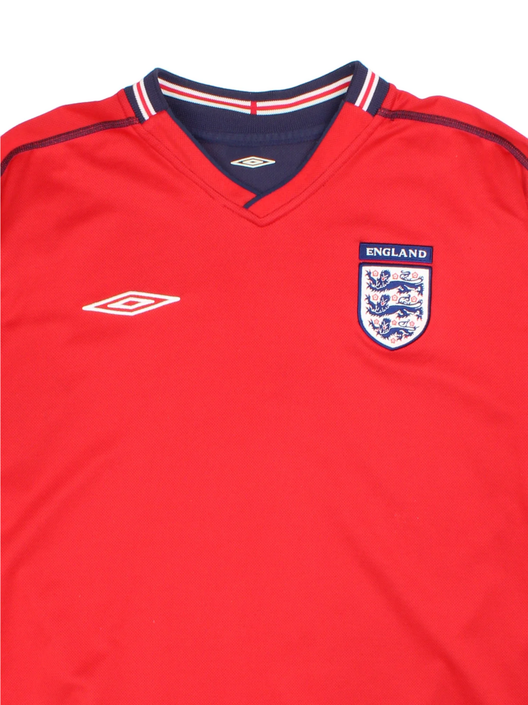 England 2002/04 Umbro Football Shirt in the red away kit colourway with reversible blue side, features printed logos and badge on the front.