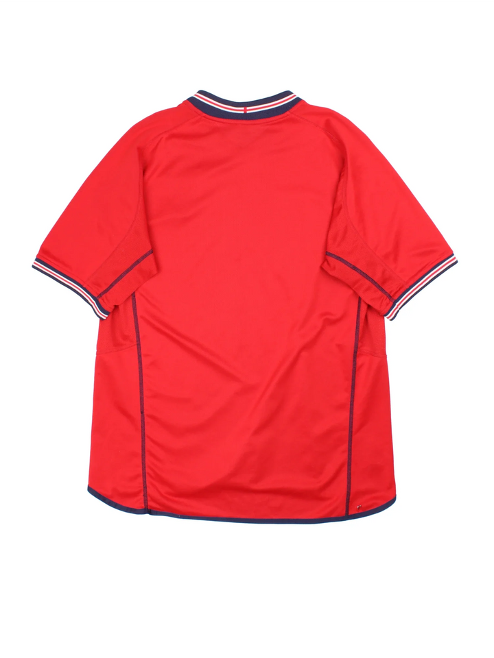 England 2002/04 Umbro Football Shirt in the red away kit colourway with reversible blue side, features printed logos and badge on the front.