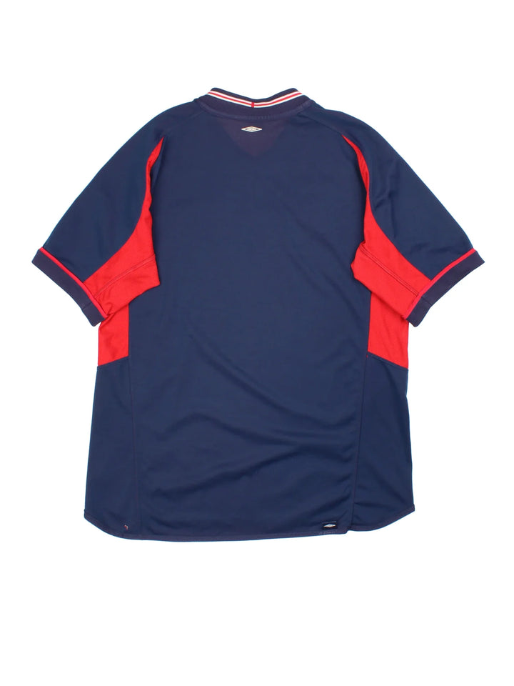 England 2002/04 Umbro Football Shirt in the red away kit colourway with reversible blue side, features printed logos and badge on the front.
