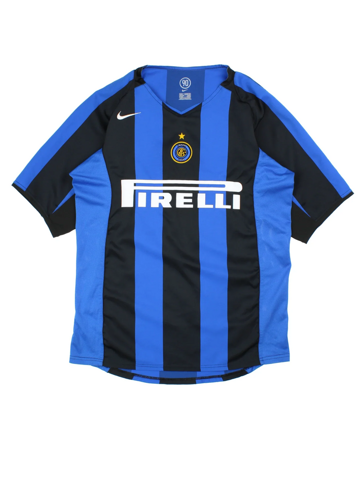 Inter Milan 2004/05 Nike Football Shirt in the blue and black home kit colourway, features printed logos and badge on the front with the classic inter black and blue stripe pattern.