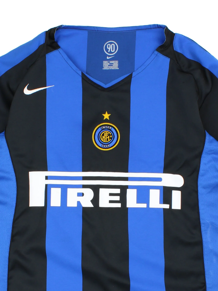 Inter Milan 2004/05 Nike Football Shirt in the blue and black home kit colourway, features printed logos and badge on the front with the classic inter black and blue stripe pattern.