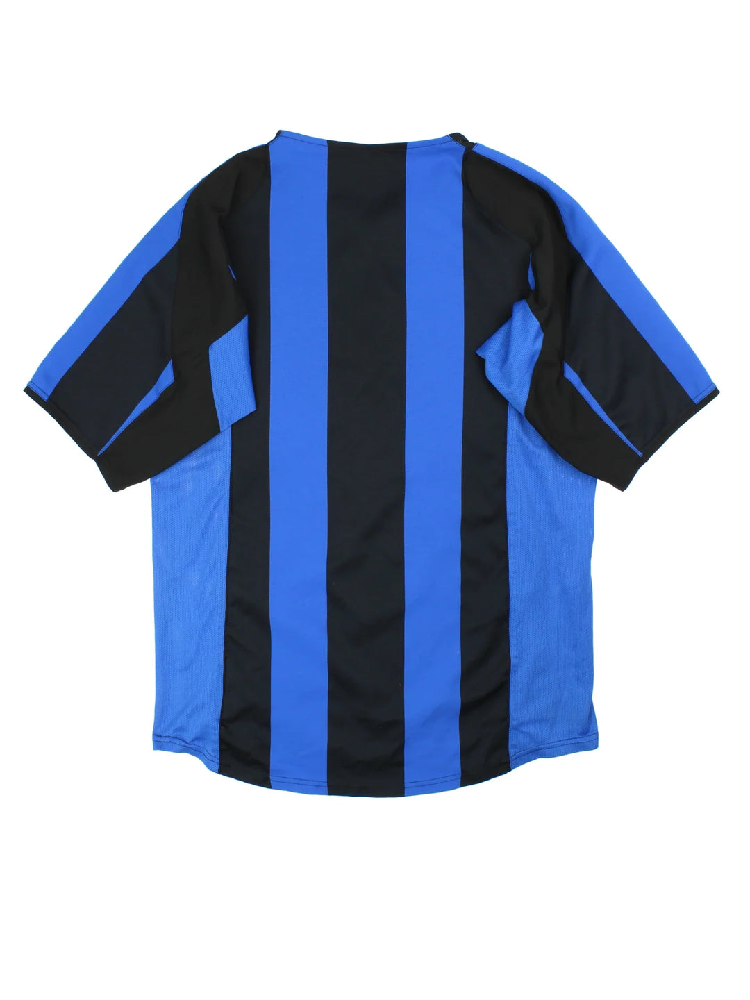Inter Milan 2004/05 Nike Football Shirt in the blue and black home kit colourway, features printed logos and badge on the front with the classic inter black and blue stripe pattern.