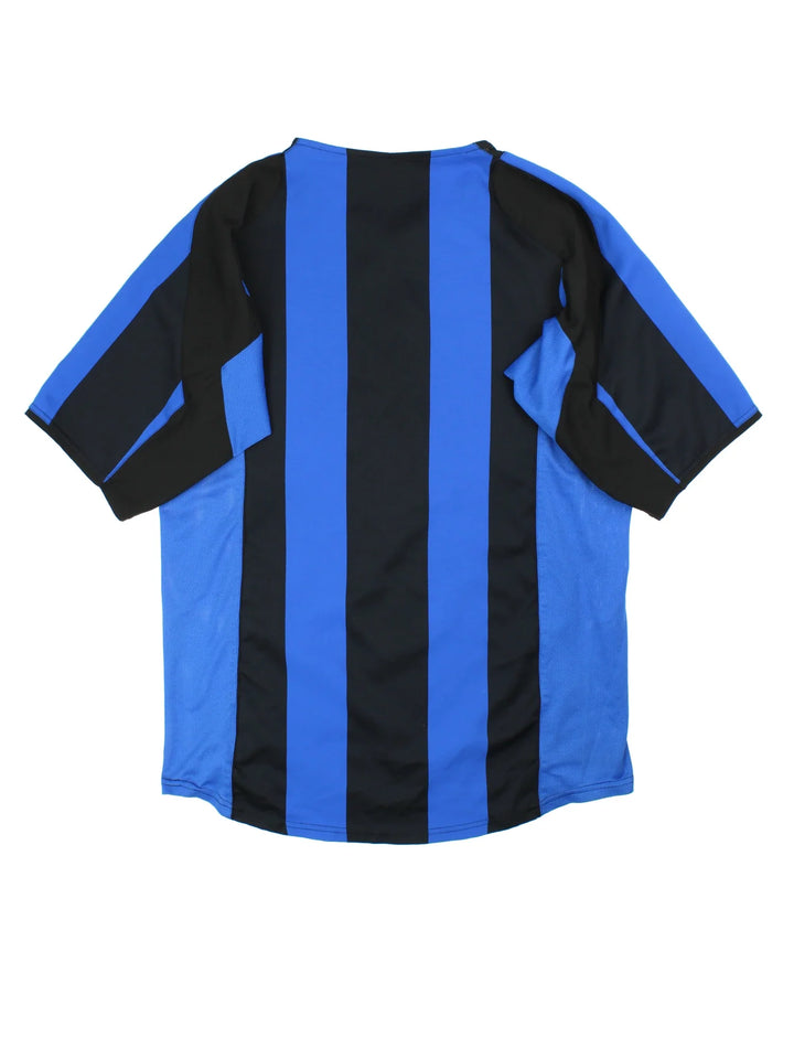 Inter Milan 2004/05 Nike Football Shirt in the blue and black home kit colourway, features printed logos and badge on the front with the classic inter black and blue stripe pattern.