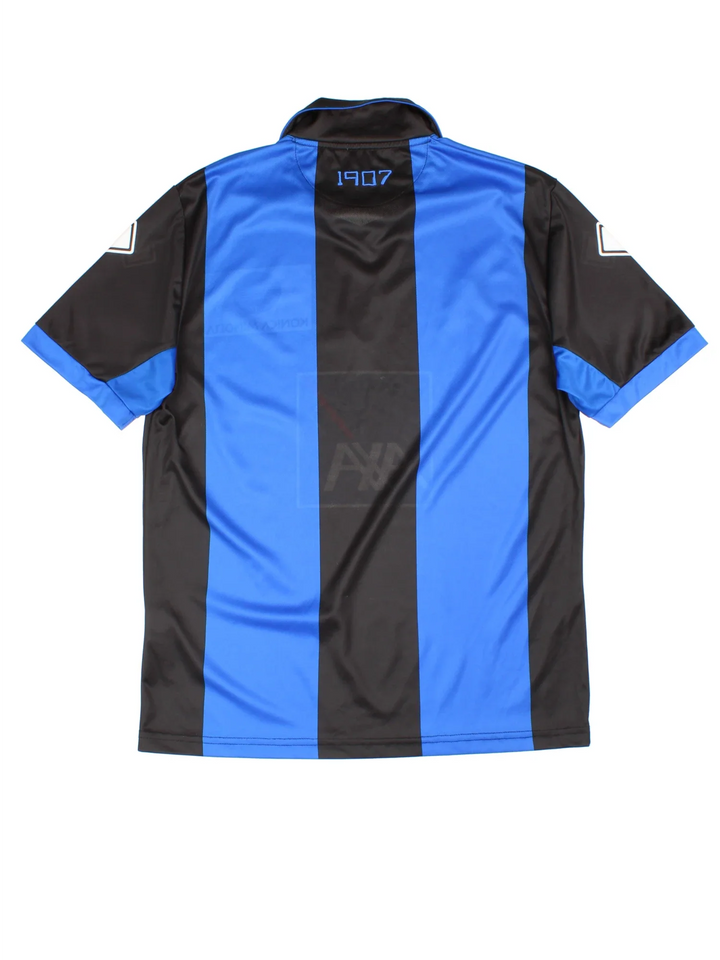 2012/13 Atalanta Vintage Football Shirt in a blue  and black stripe colourway, features embroidered logos and badge on the front, collar and large sponsor on the front also.