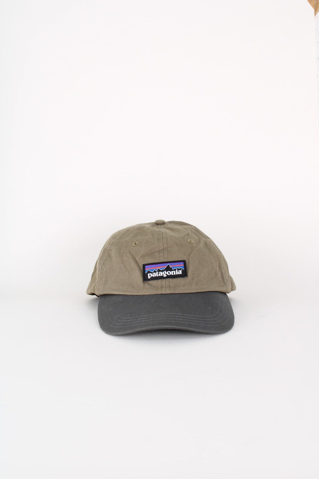 Patagonia P-6 Label Cap in a khaki green and grey colourway with the logo embroidered on the front, and has adjustable clasp.