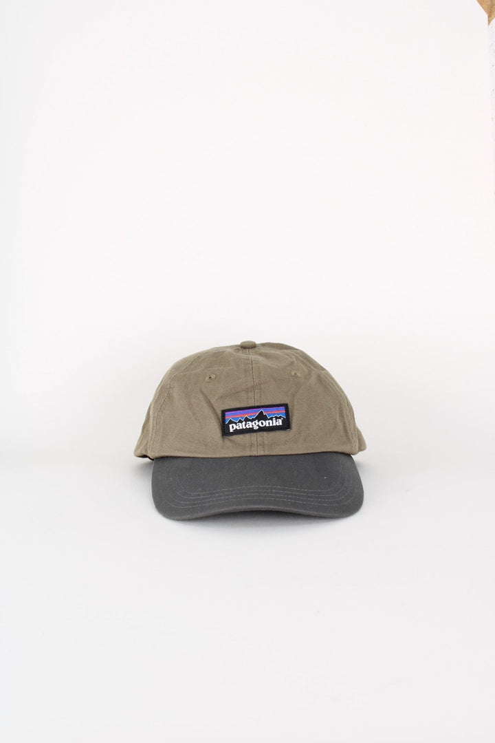 Patagonia P-6 Label Cap in a khaki green and grey colourway with the logo embroidered on the front, and has adjustable clasp.