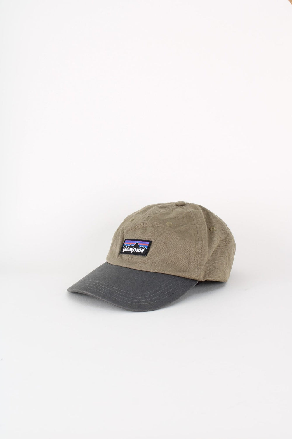 Patagonia P-6 Label Cap in a khaki green and grey colourway with the logo embroidered on the front, and has adjustable clasp.