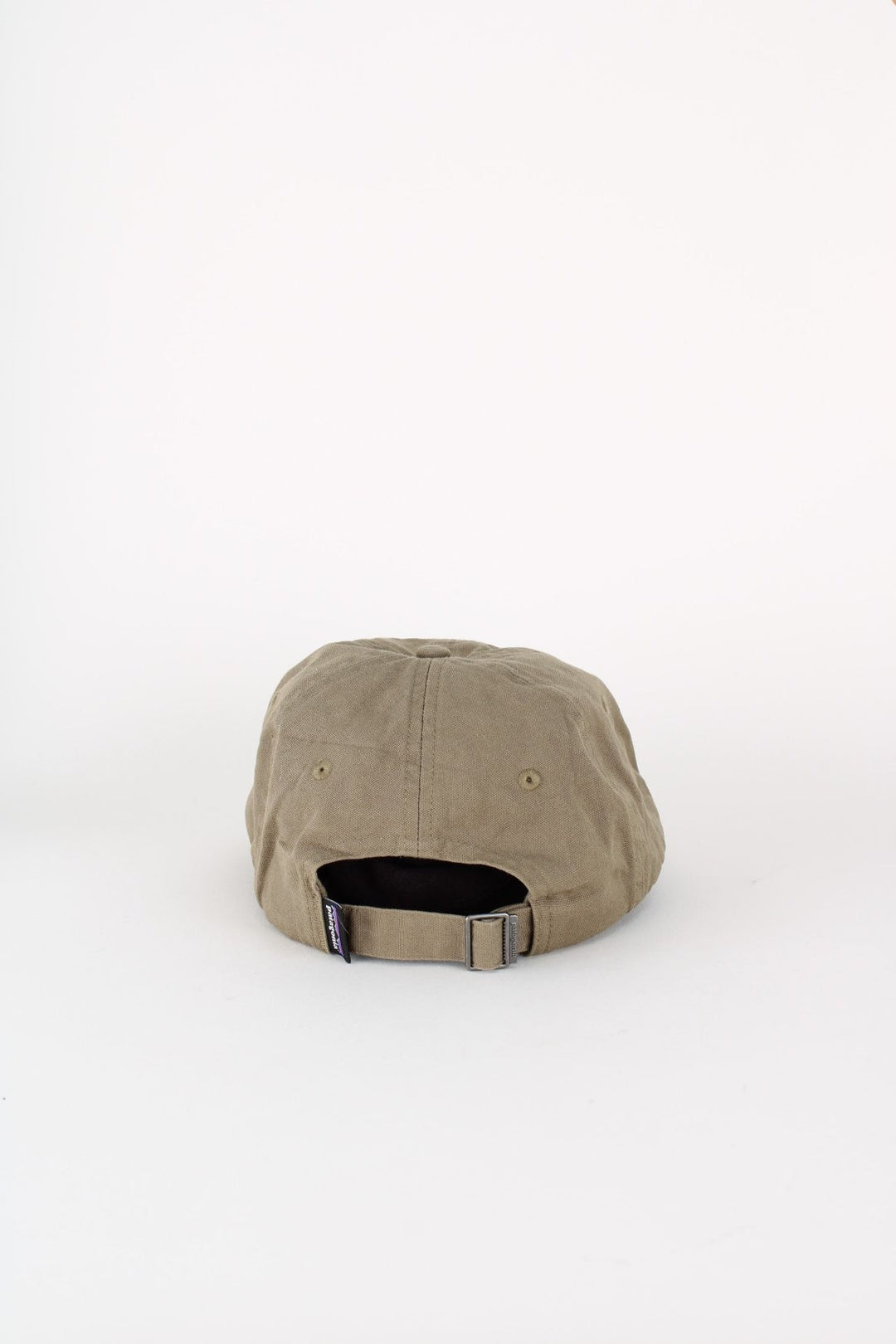 Patagonia P-6 Label Cap in a khaki green and grey colourway with the logo embroidered on the front, and has adjustable clasp.
