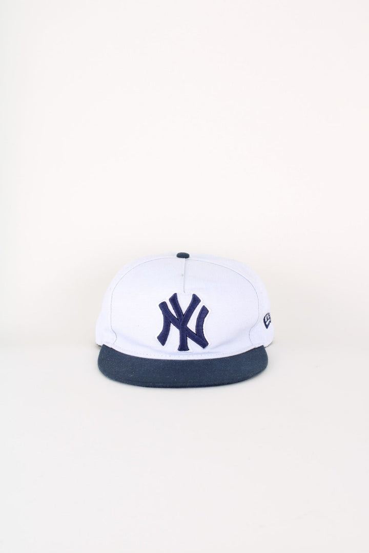New York Yankees MLB New Era Cap in a grey and blue colourway with the logos embroidered on the front, left side and back, and has adjustable snapback.