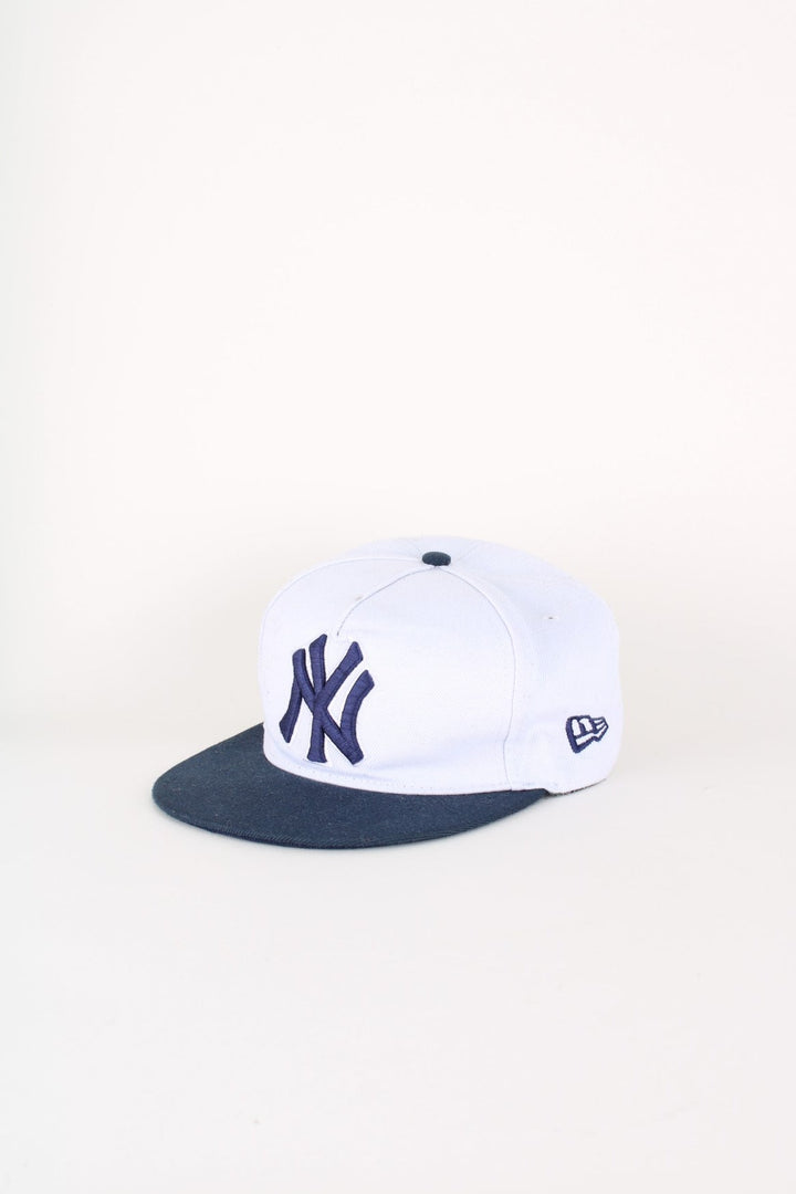 New York Yankees MLB New Era Cap in a grey and blue colourway with the logos embroidered on the front, left side and back, and has adjustable snapback.