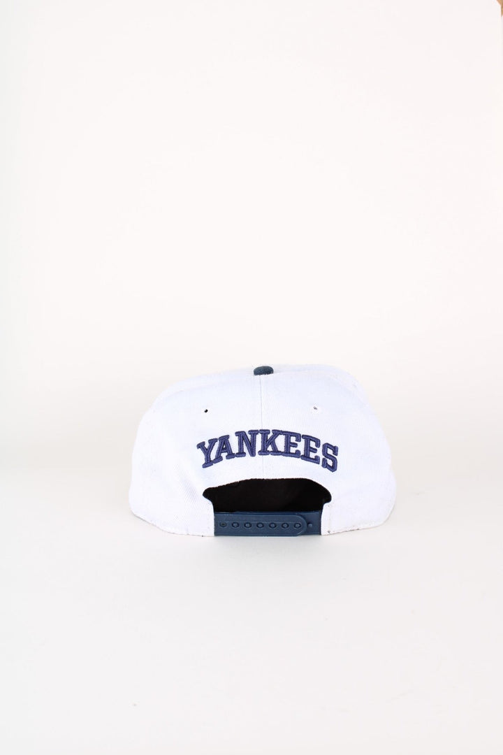 New York Yankees MLB New Era Cap in a grey and blue colourway with the logos embroidered on the front, left side and back, and has adjustable snapback.