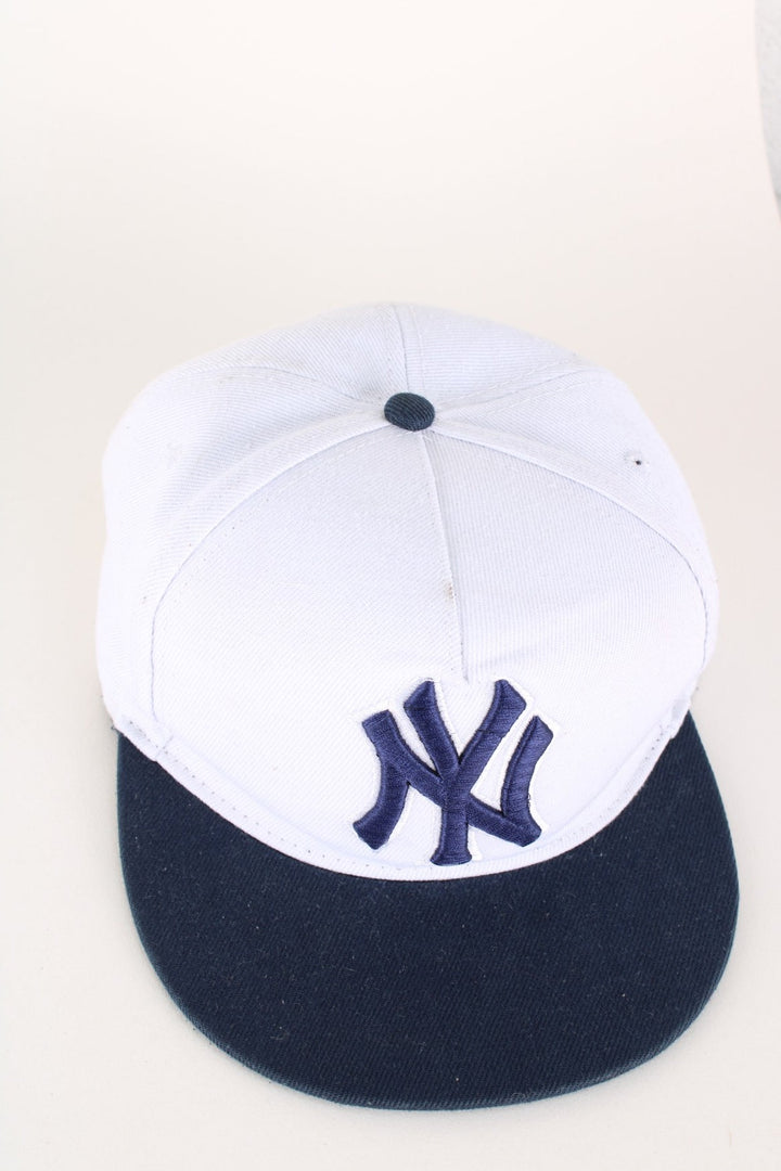 New York Yankees MLB New Era Cap in a grey and blue colourway with the logos embroidered on the front, left side and back, and has adjustable snapback.
