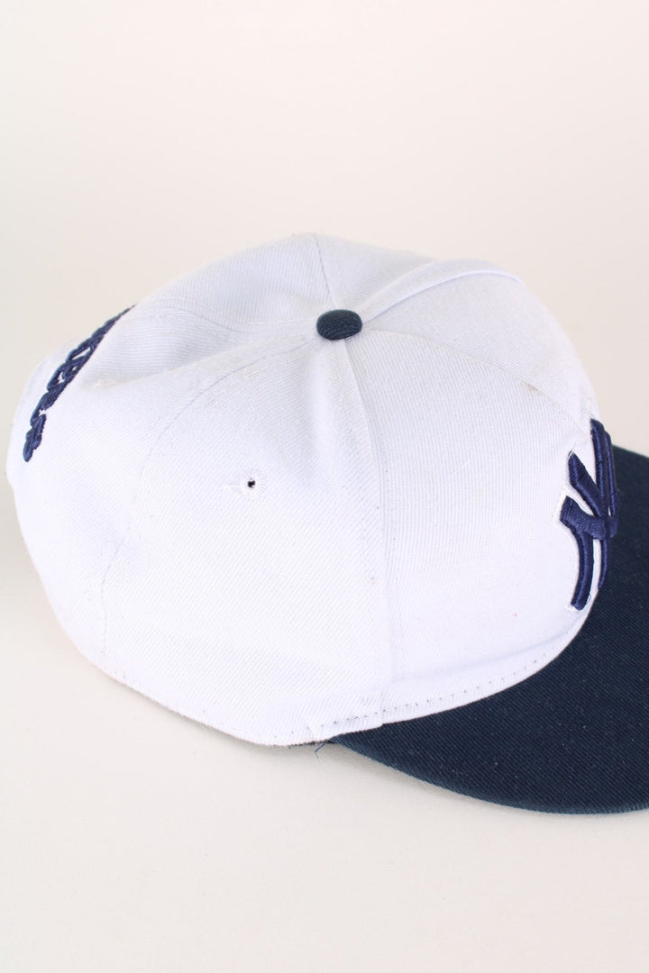 New York Yankees MLB New Era Cap in a grey and blue colourway with the logos embroidered on the front, left side and back, and has adjustable snapback.