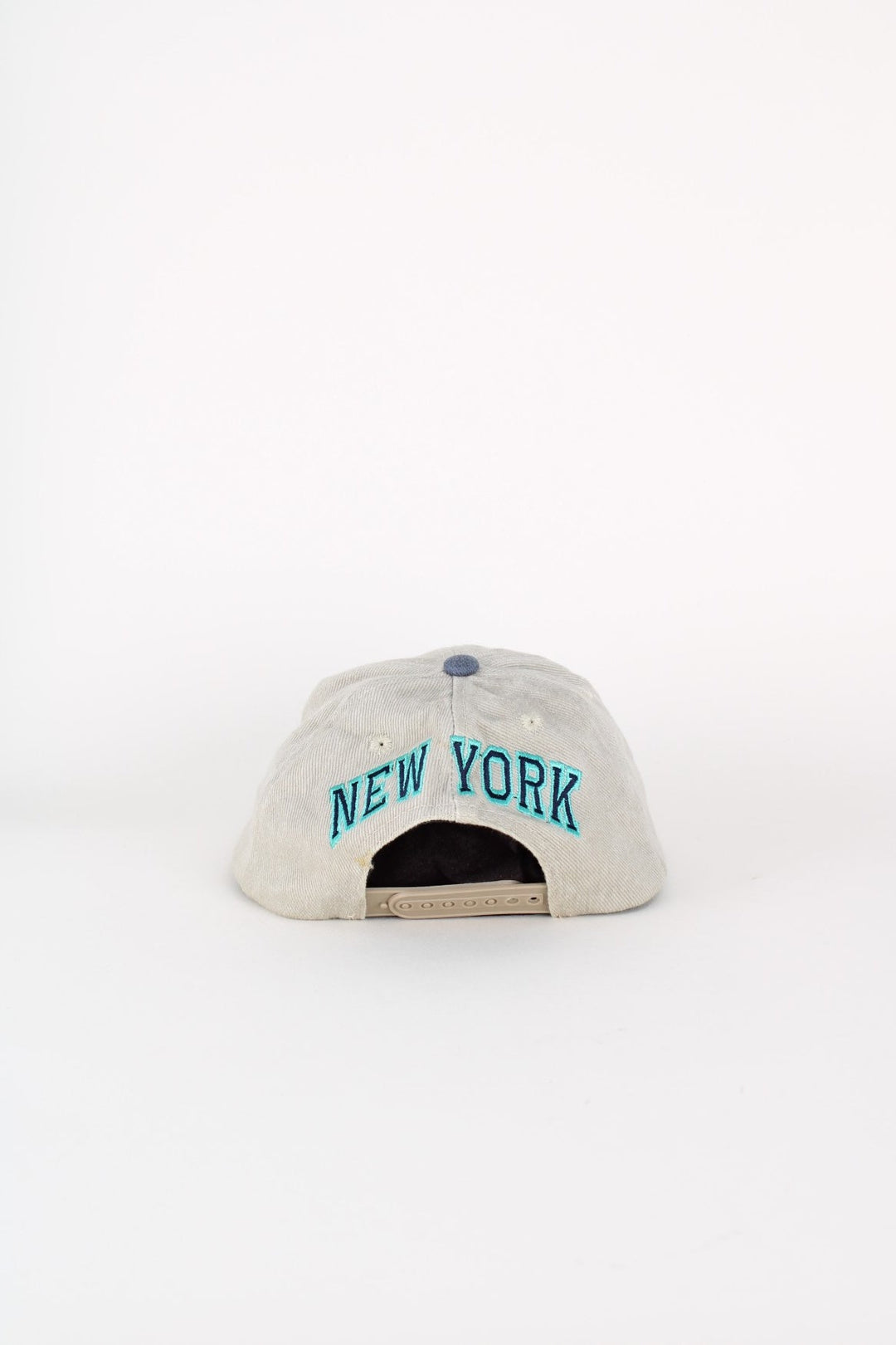 Vintage Hard Rock Cafe New York Cap in a grey and blue colourway with the logo embroidered on the front and New York spell out on the back, and has adjustable snapback.
