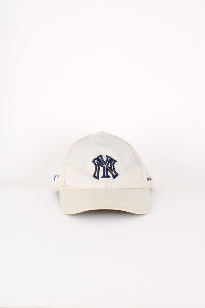 Vintage Adidas New York Yankes Cap in a tan colourway with the logo embroidered on the front and sides, tartan under brim pattern and has adjustable velcro strap.