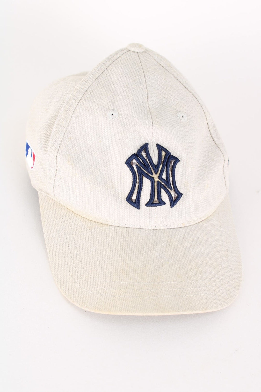 Vintage Adidas New York Yankes Cap in a tan colourway with the logo embroidered on the front and sides, tartan under brim pattern and has adjustable velcro strap.