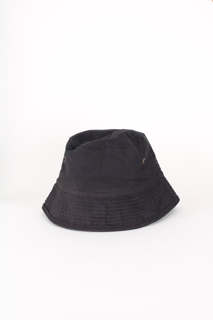 Y2K Von Dutch Reversible Bucket Hat in either a black or beige colourway options, and has the logo embroidered on.