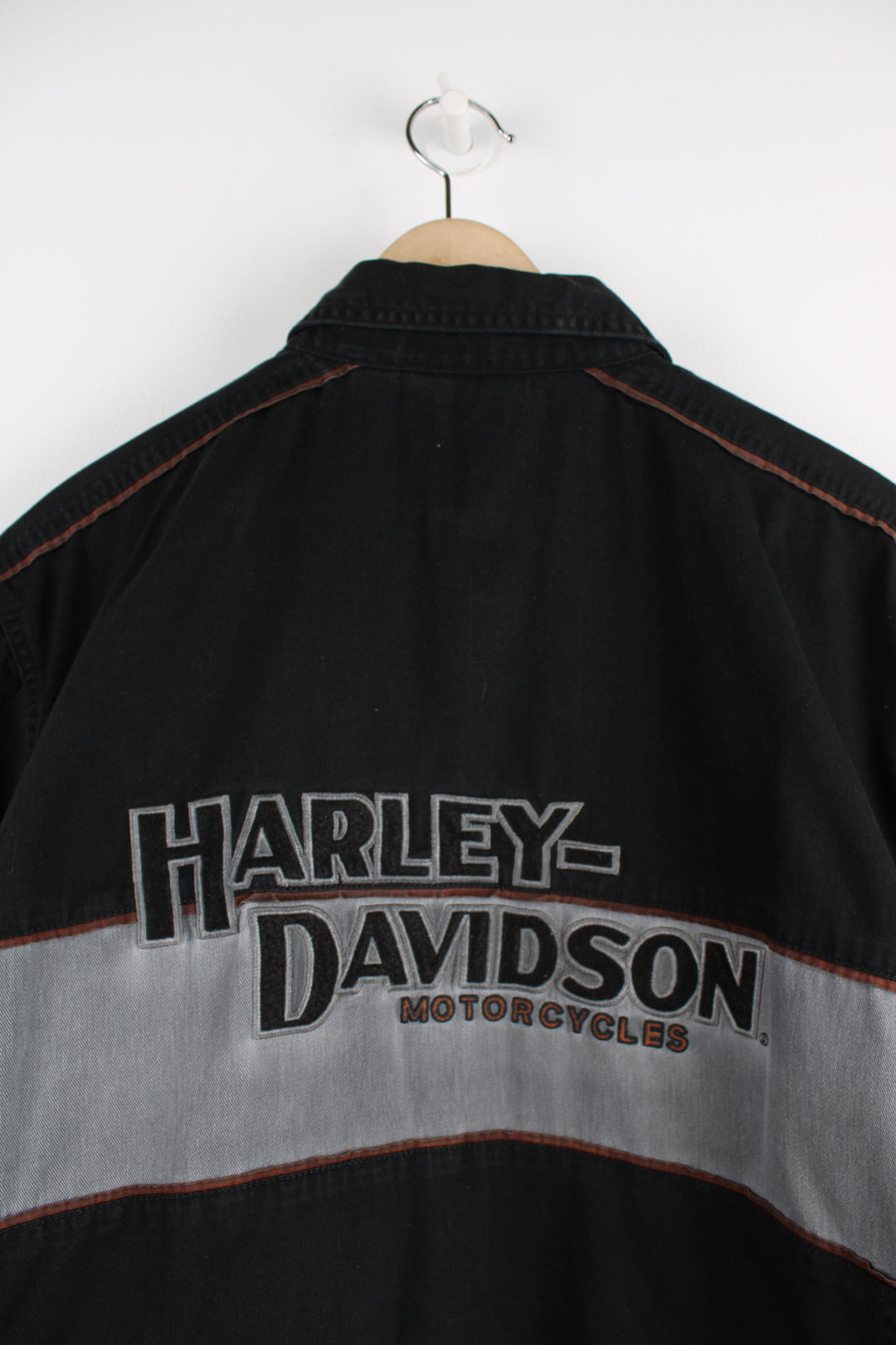 Harley Davidson Short Sleeved Shirt in a black and grey colourway, button up with a chest pocket, and logos embroidered throughout as well as big spell out on the back.