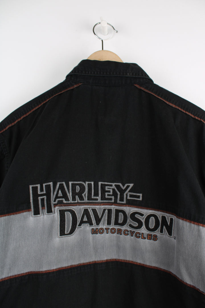 Harley Davidson Short Sleeved Shirt in a black and grey colourway, button up with a chest pocket, and logos embroidered throughout as well as big spell out on the back.