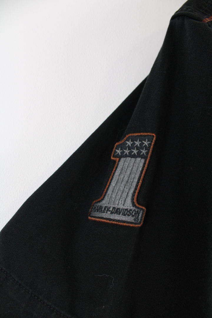 Harley Davidson Short Sleeved Shirt in a black and grey colourway, button up with a chest pocket, and logos embroidered throughout as well as big spell out on the back.