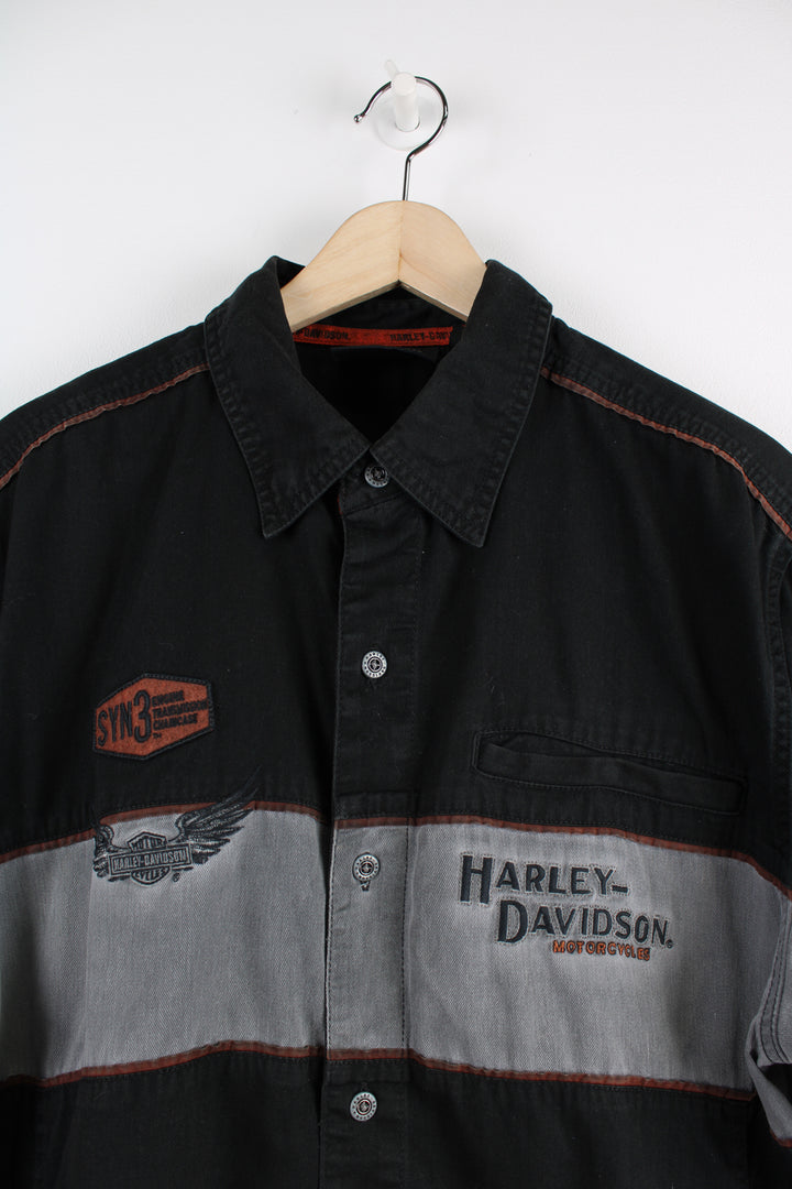 Harley Davidson Short Sleeved Shirt in a black and grey colourway, button up with a chest pocket, and logos embroidered throughout as well as big spell out on the back.