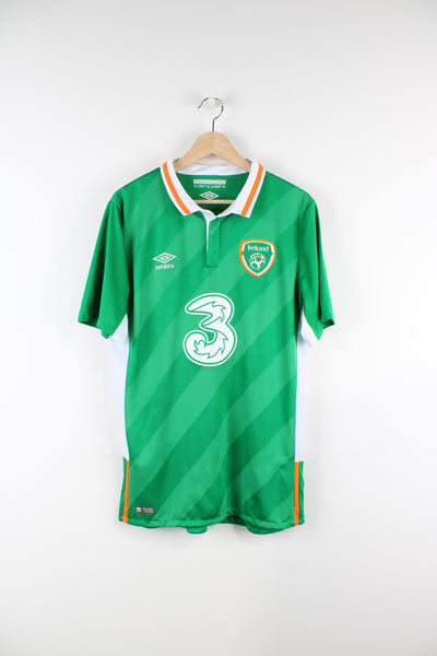 Republic Of Ireland 2016/17 Umbro football shirt, green team colourway and has embroidered badge and printed sponsors on the front.