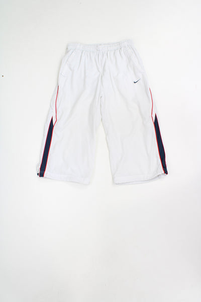 00s white Nike 3/4 length sport shorts with elasticated waistband and embroidered swoosh logo on the front