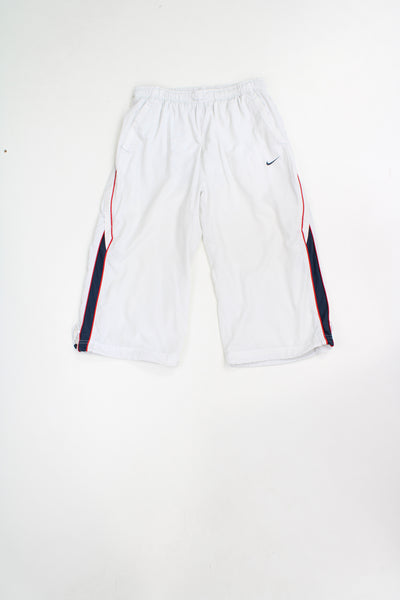 00s white Nike 3/4 length sport shorts with elasticated waistband and embroidered swoosh logo on the front
