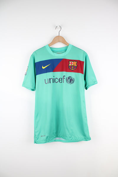Barcelona 2010/11, Nike Away Football Kit in a green colourway, David Villa number 7 printed on the back, and has logos embroidered on the front.
