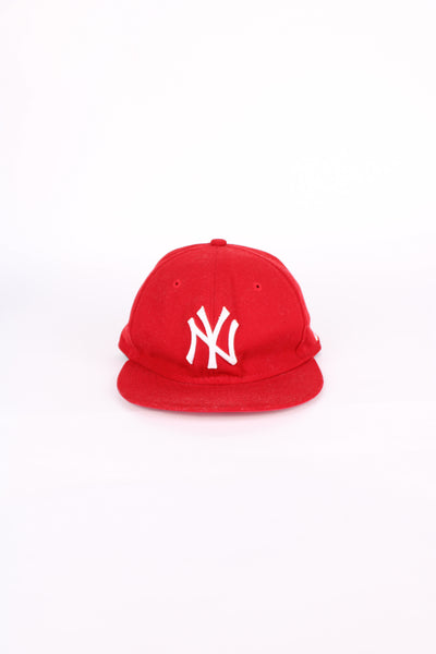 New Era, New York Yankees snapback in red, 100% polyester, has embroidered logos on the front and back.