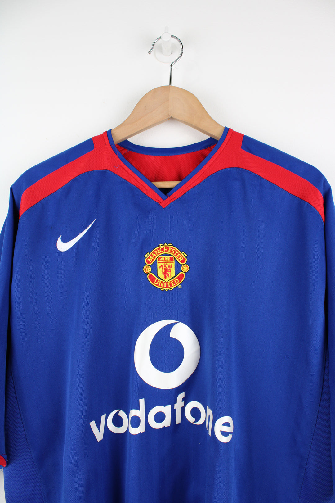 Manchester United 2005/06, Nike Football Kit in a blue, white and red colourway, V-neck and has logos embroidered on the front.