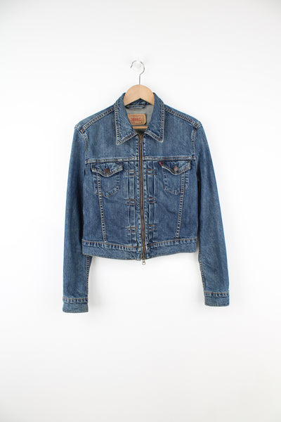 Levi's fitted zip through denim jacket, features double pockets on the chest and dagger collar 
