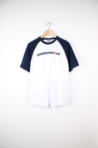 00's Nike t-shirt in white with navy blue detail on the arms. Features printed spellout logo on the chest.  good condition Size in Label: Mens M 