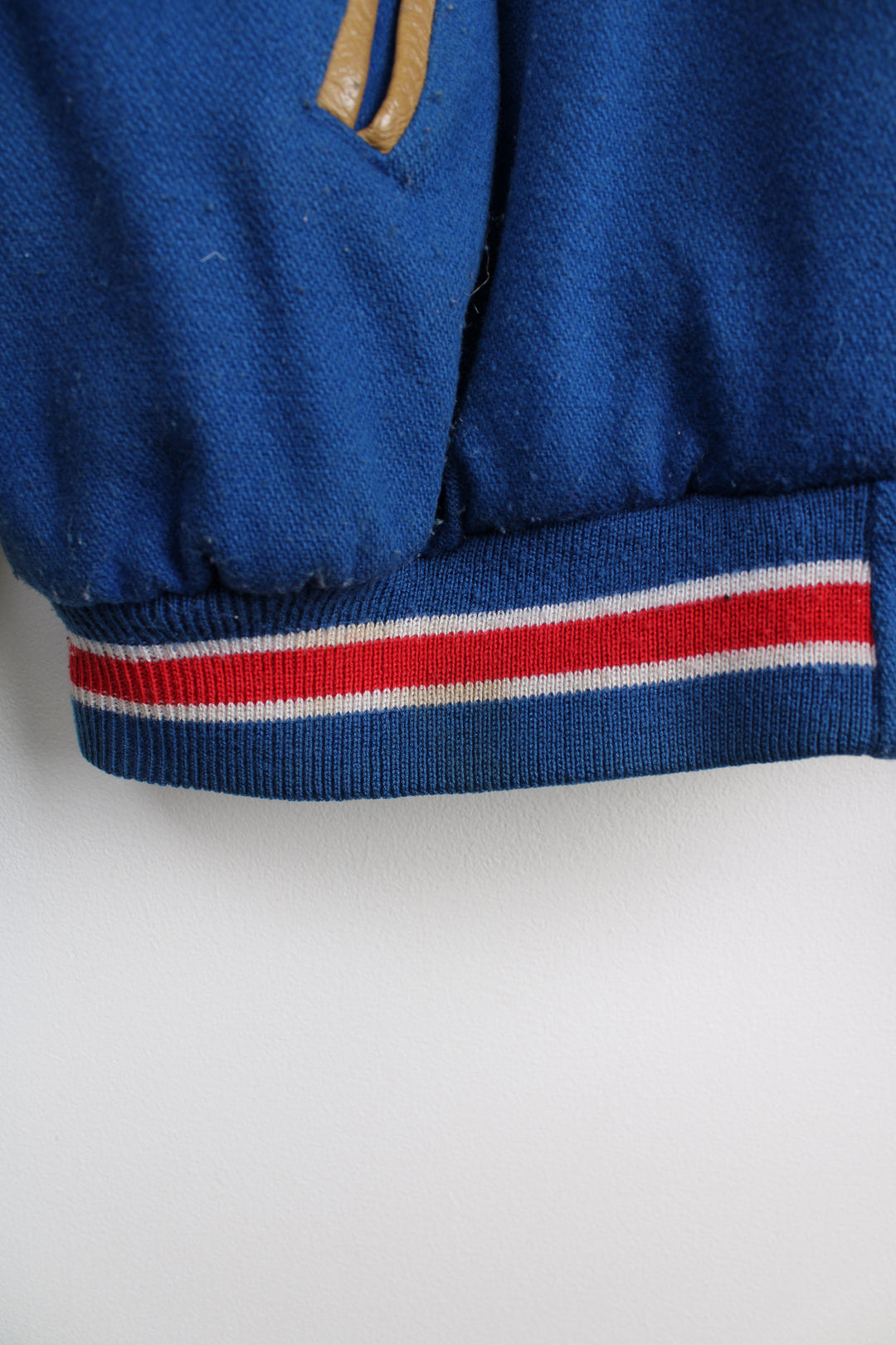 90's New York Giants varsity jacket with blue wool body and tan leather arms. Features embroidered logos on the arms and felt applique logo across the chest  good condition - Discoloration around the collar and scuffs to the leather on the arms and bobbling through out (see photos) Size in Label: Mens XL 