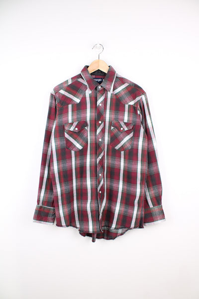 Vintage Wrangler long sleeve flannel shirt in red. The shirt is a regular fit with X-Long tail. Closes with silver popper buttons. good condition - edges have been overlocked but are slightly frayed (see photos) Size in Label: 16 1/2 - 34 - Measures like a Mens M 