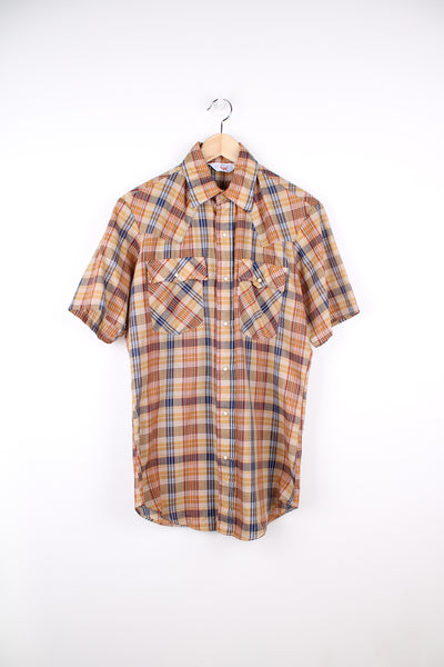 Vintage Levis short sleeve check shirt in orange colourway. Features white Levis tab on the pocket, western yoke detail on the front and back shoulders and closes with silver popper buttons. good condition - edges have been overlocked but are slightly frayed (see photos) Size in Label: Mens M 