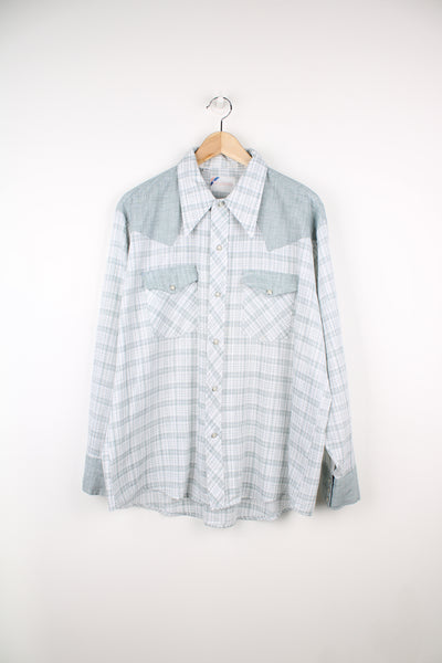 Vintage 70's long sleeve shirt in pale green check/ plaid pattern. Features western yoke detail on the front and back and a dagger collar. Closes with silver pearl snap buttons. good condition - A repair has been mare to the top of one of the pockets and the other has a faint stain. (see photos) Size in Label: Mens XL