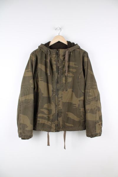 Vintage green camouflage Schott zip through bomber jacket with Sherpa lining.   good condition - a popper button intended to hold up the brim of the hood is missing.  Size in Label:   Men’s S
