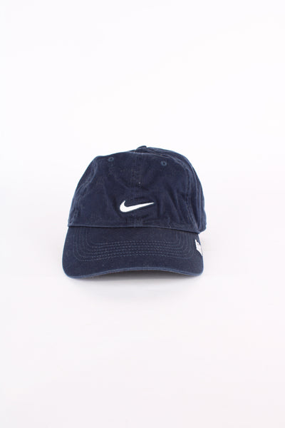 00's navy blue Nike baseball cap features embroidered swoosh logo on the front and adjustable strap at the back 