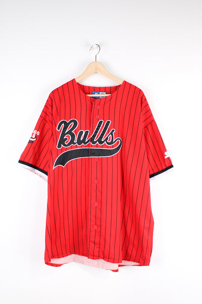 Chicago Bulls baseball style jersey, made by starter. Features red and black striped pattern, embroidered Starter, Chicago Bulls and NBA logo on the arms and applique "Bulls" on the front.   good condition - small pull in the front on the B and small mark on the arm (see photos).  Size in Label:  Mens XL