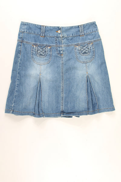 Vintage Y2K Bay light wash denim, midi skirt. Features plated pocket details and four pleats 