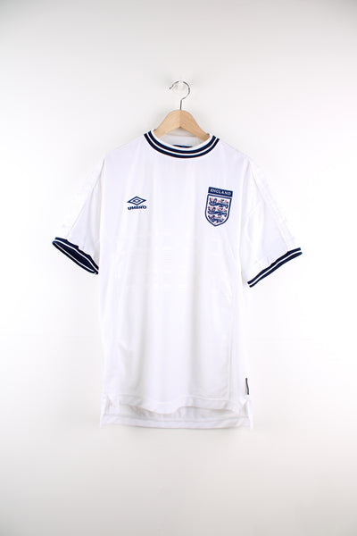 Vintage England, Umbro 1999/01 Football Shirt in a white and blue colourway, crewneck, and has the logos embroidered on the front.