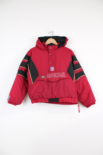 San Francisco 49ers Cropped Jacket in the red, black and white team colourway, half zip, multiple pockets, hooded, insulated with a quilted lining and has logos embroidered on the front and back.